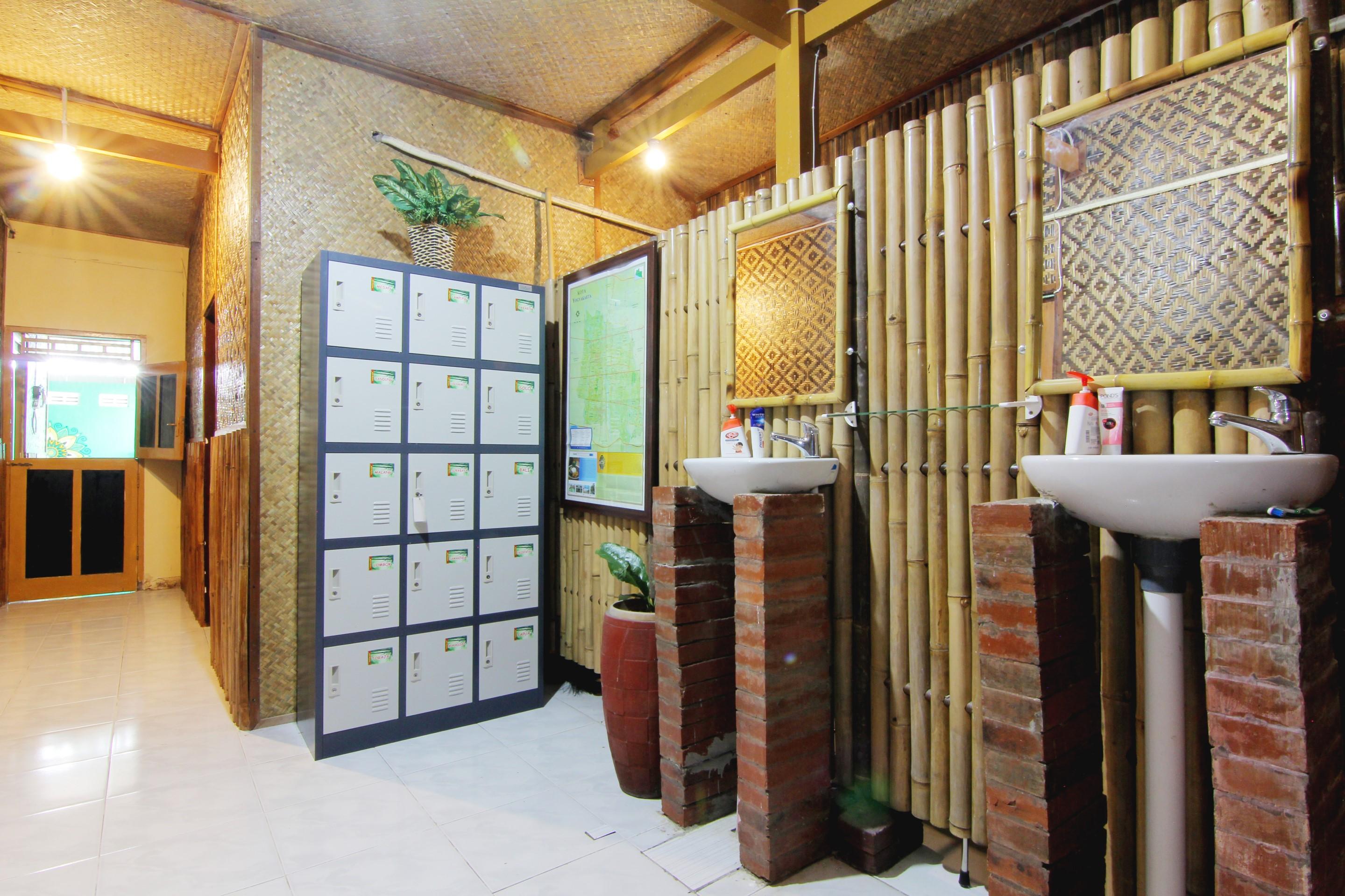 Bilik Bamboo Hostel Yogyakarta Exterior photo